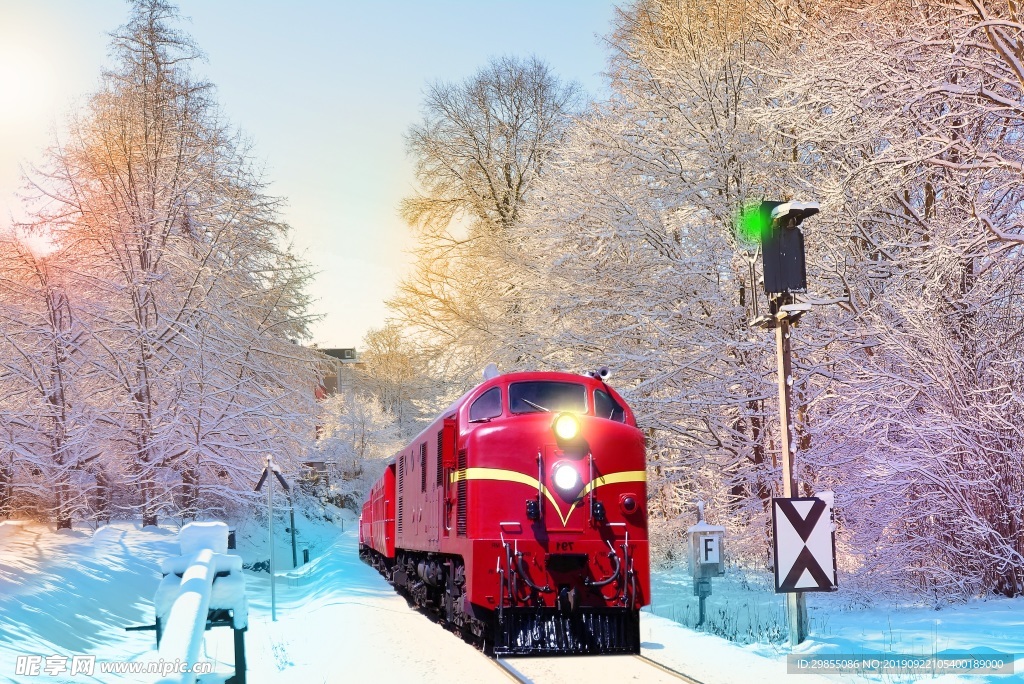 冬季雪地火车行驶