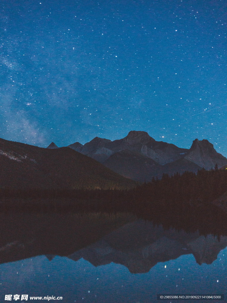 湖泊倒影宁静夜景