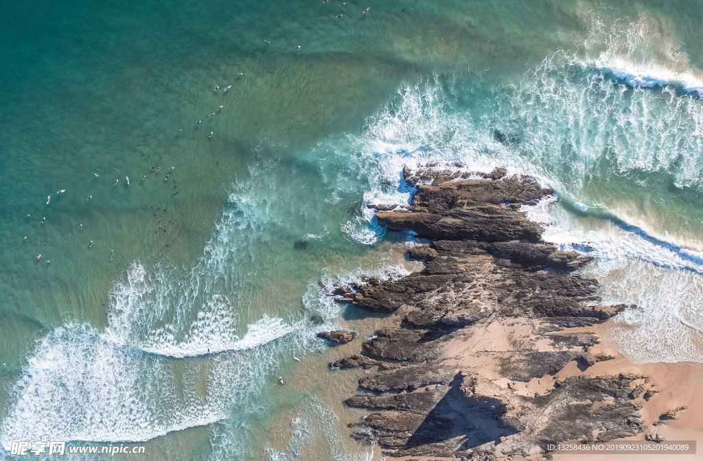 海边礁石海水沙滩