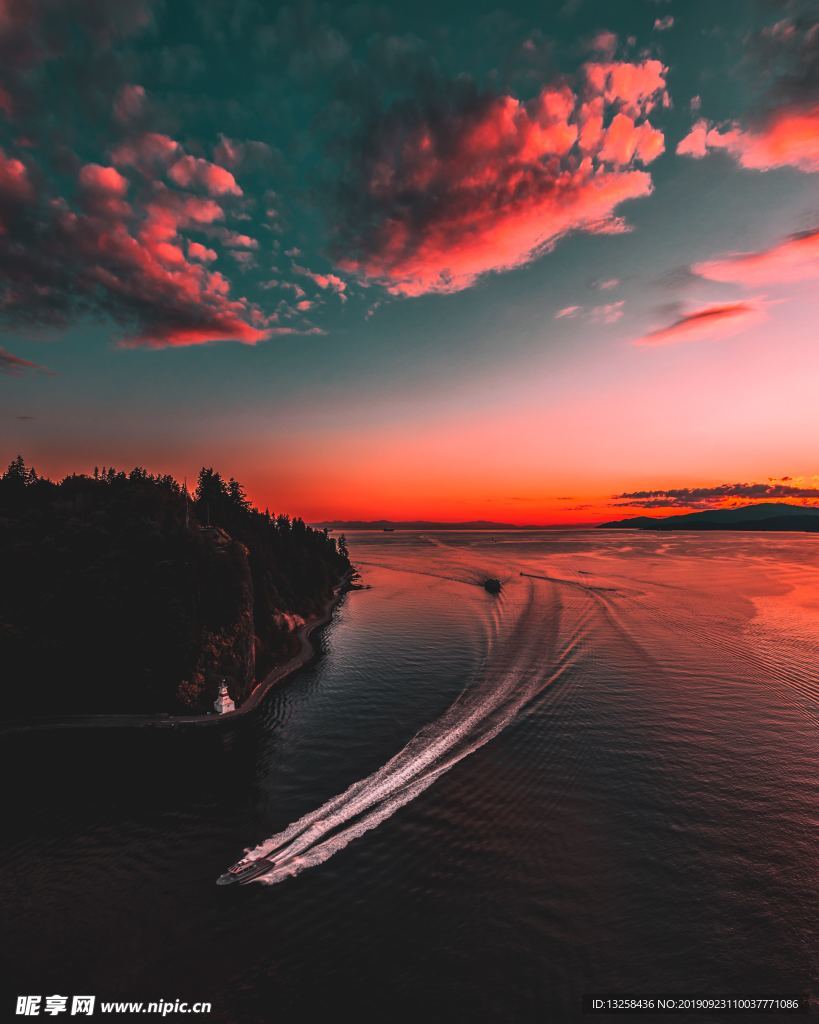 红色晚霞夕阳河水天空