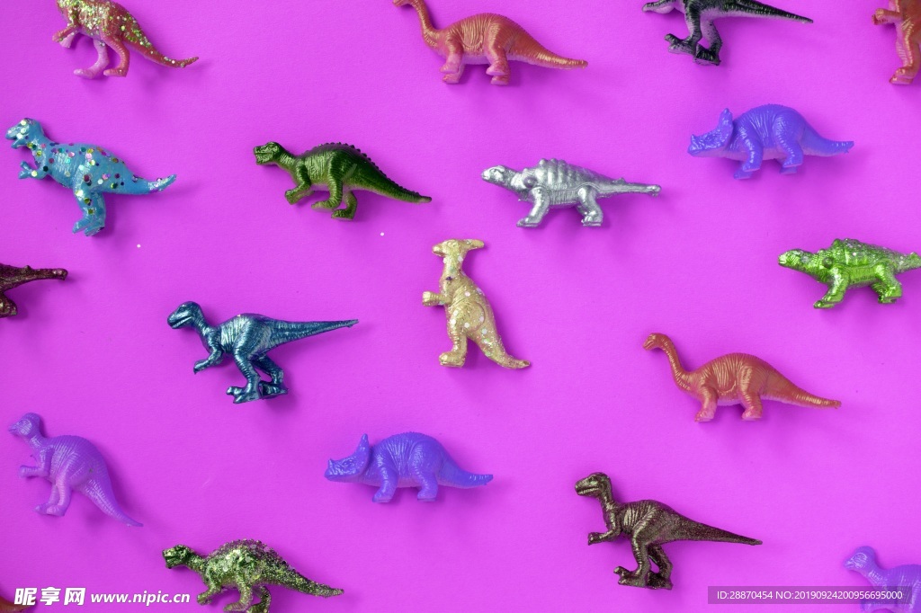洋红色表面上的玩具恐龙
