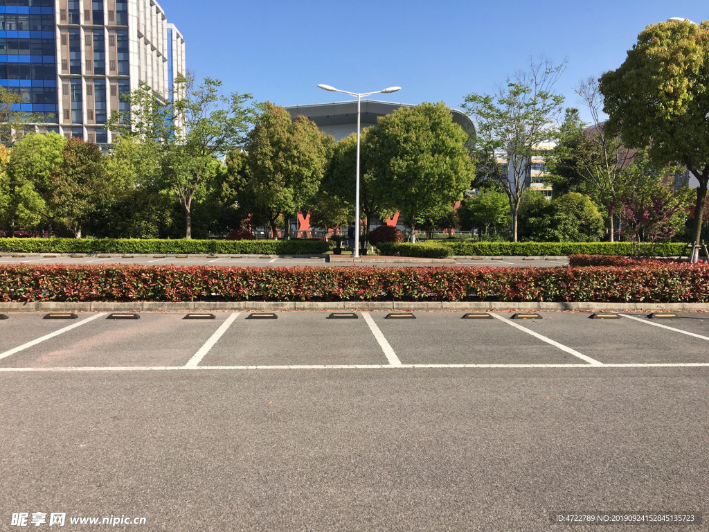 一排空的停车位
