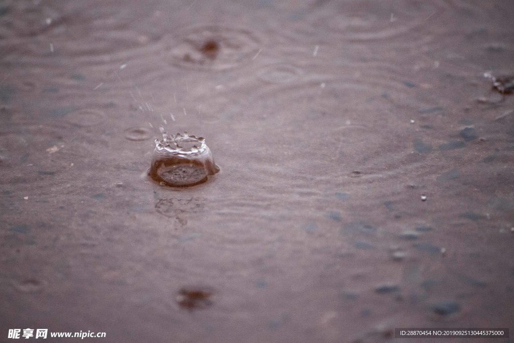 雨水滴在水坑里