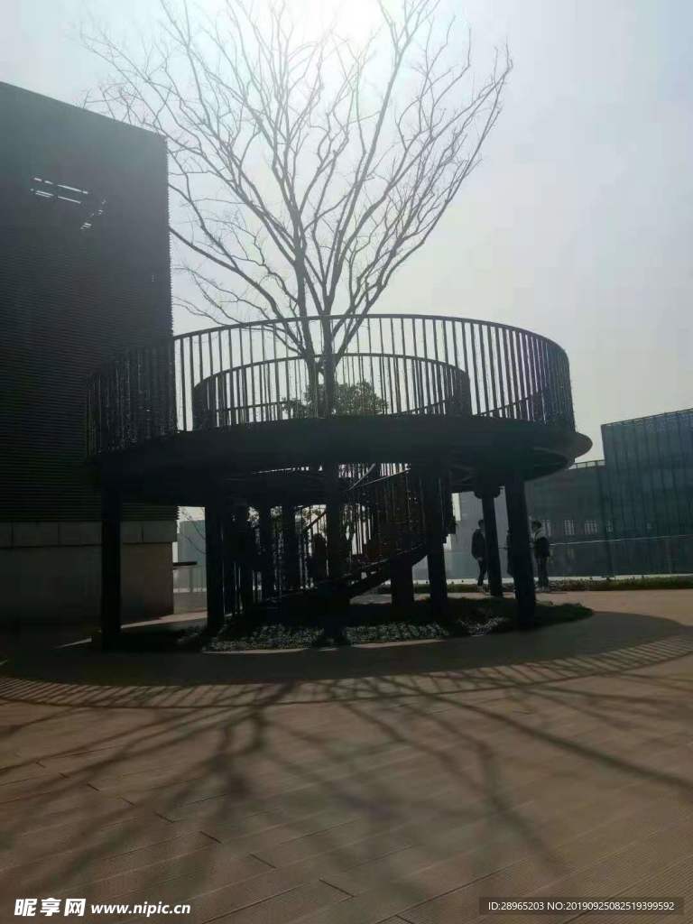 黑色
