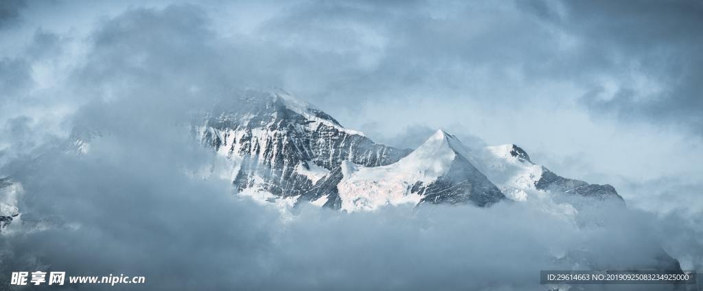 云雾缭绕的雪山