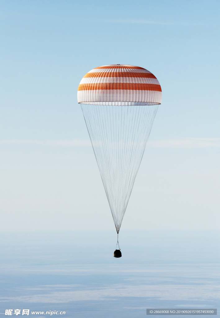 飞船热气球太空天空宇宙