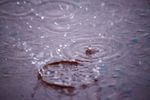 雨水滴飞溅在水坑里