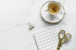 大理石剪刀茶杯笔记本和茶托