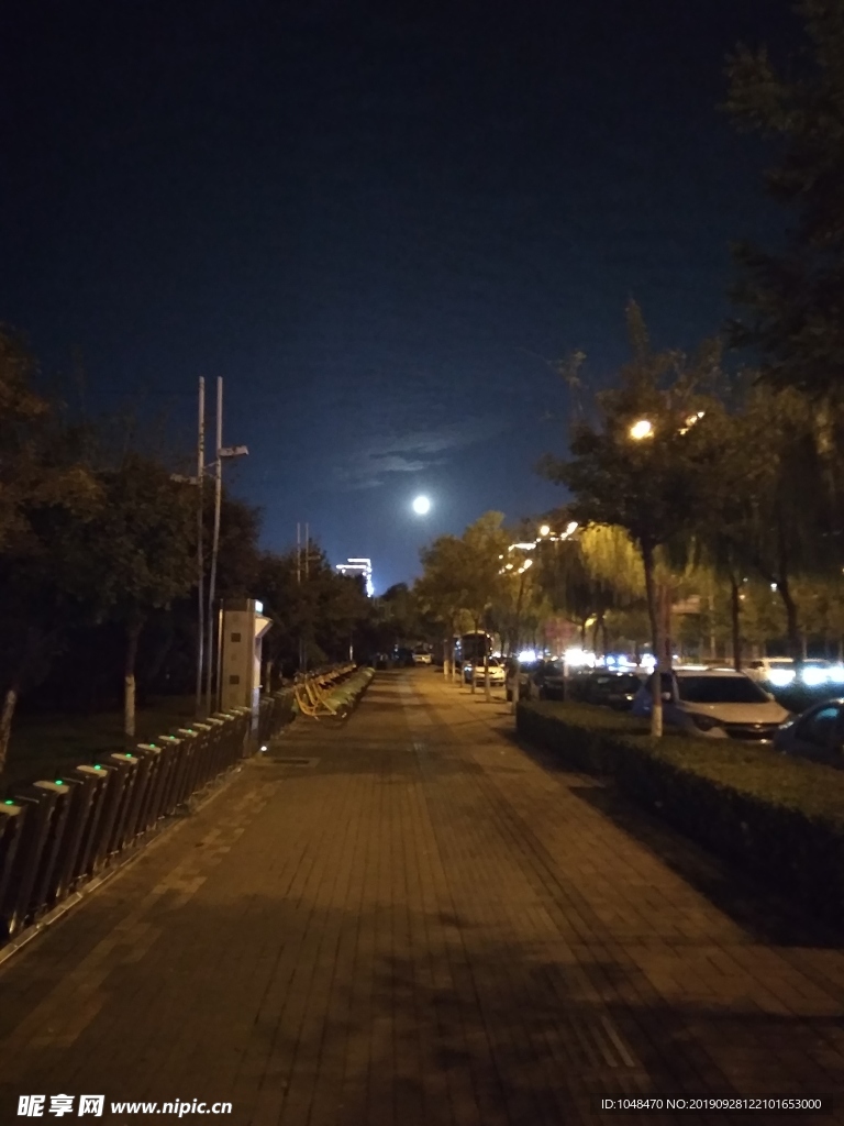 晴朗夜空的圆月