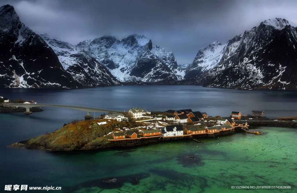 群山河边小镇风景