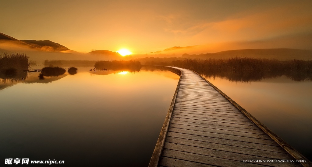 群山湖泊木桥夕阳风景