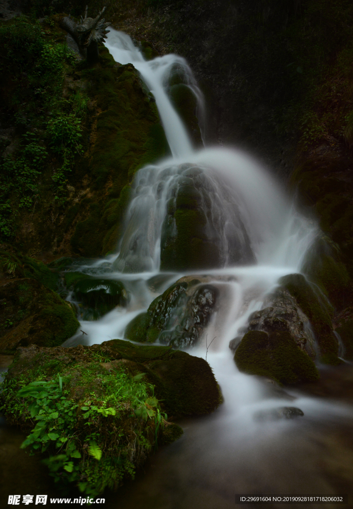 山涧清泉