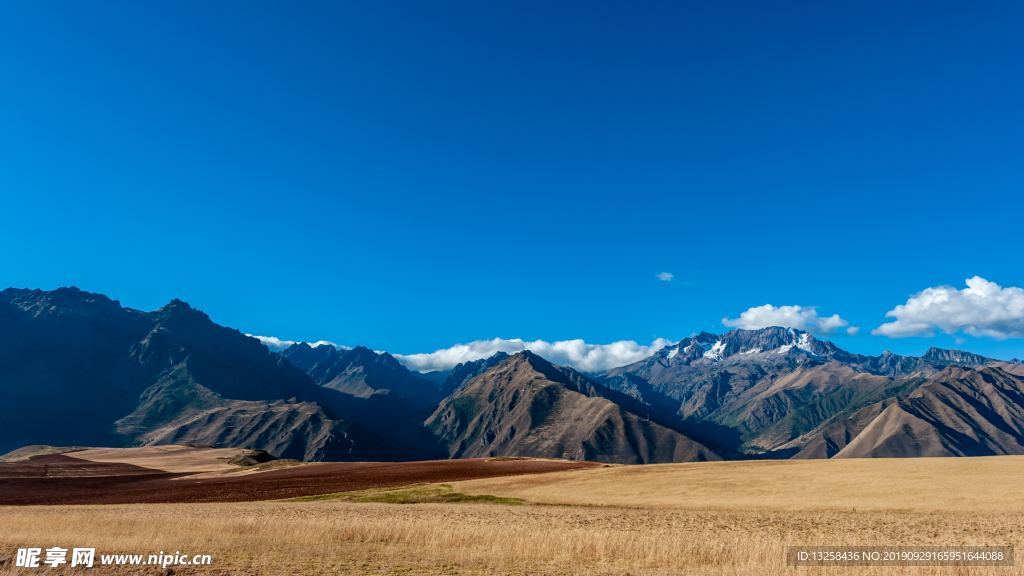 群山草地天空白云风景