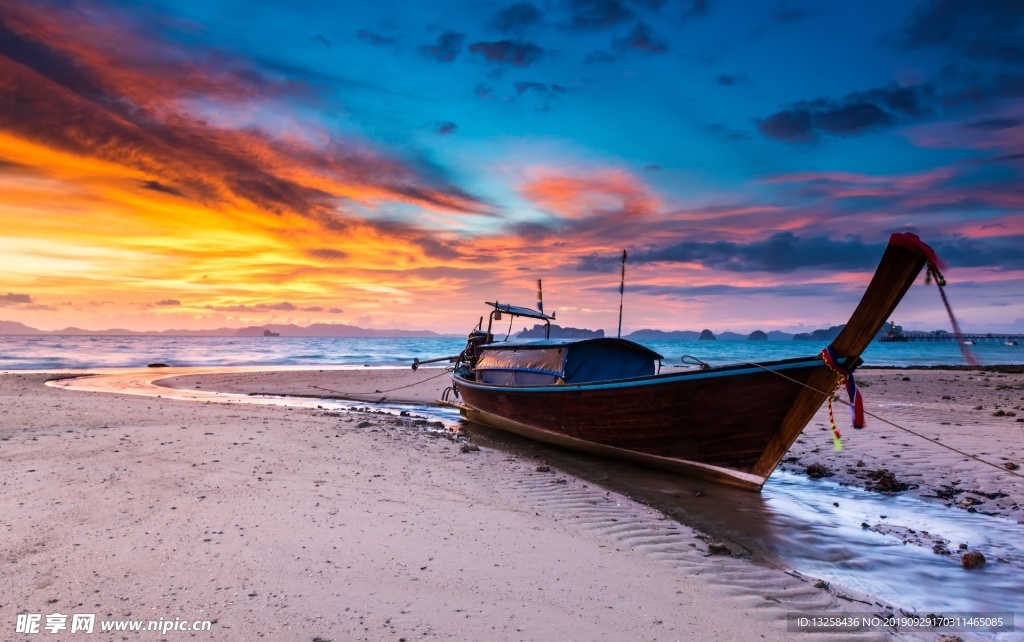 海边渔船夕阳沙滩风景