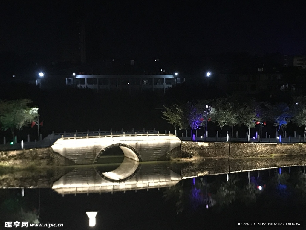 水与桥夜景