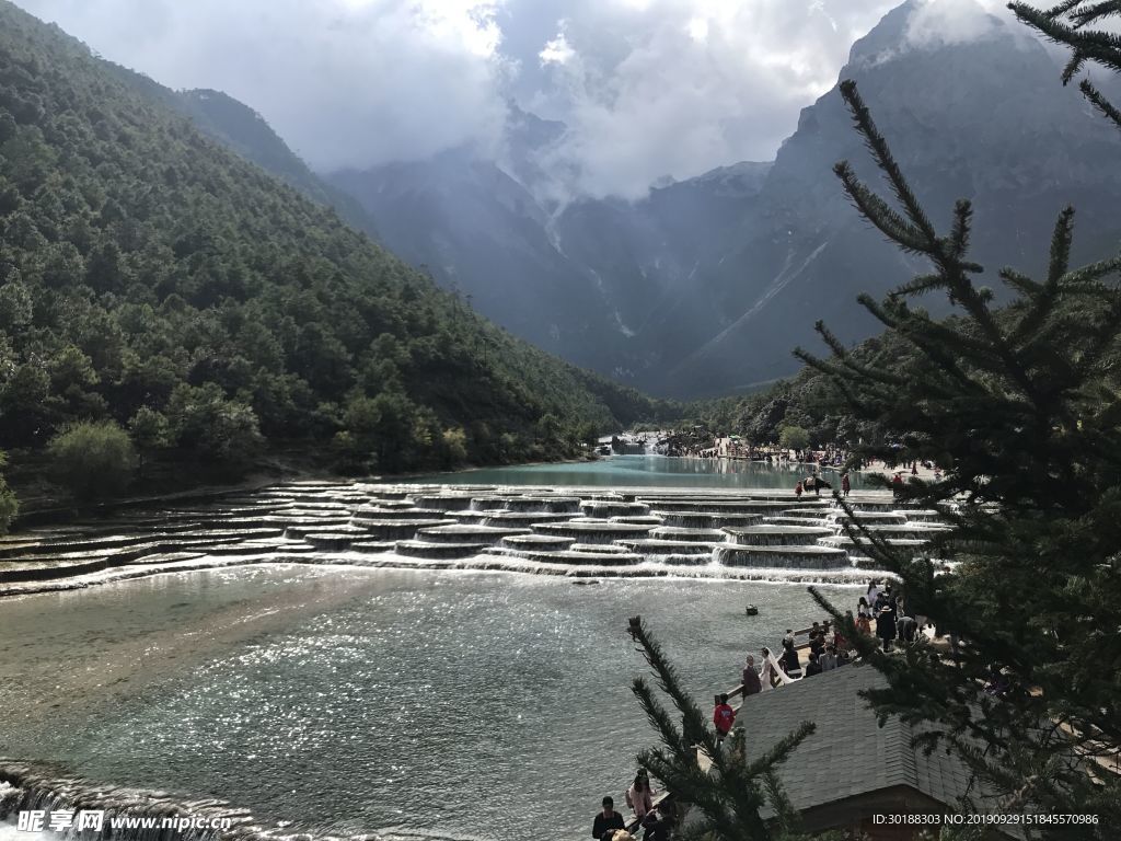 云南月亮湖和远处的玉龙雪山