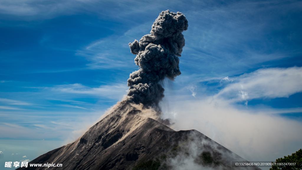 火山喷发高山云彩