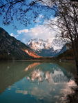 平静山水湖泊风景图片