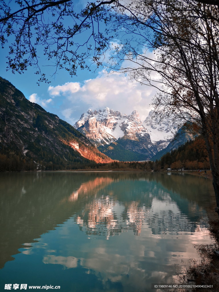 平静山水湖泊风景图片