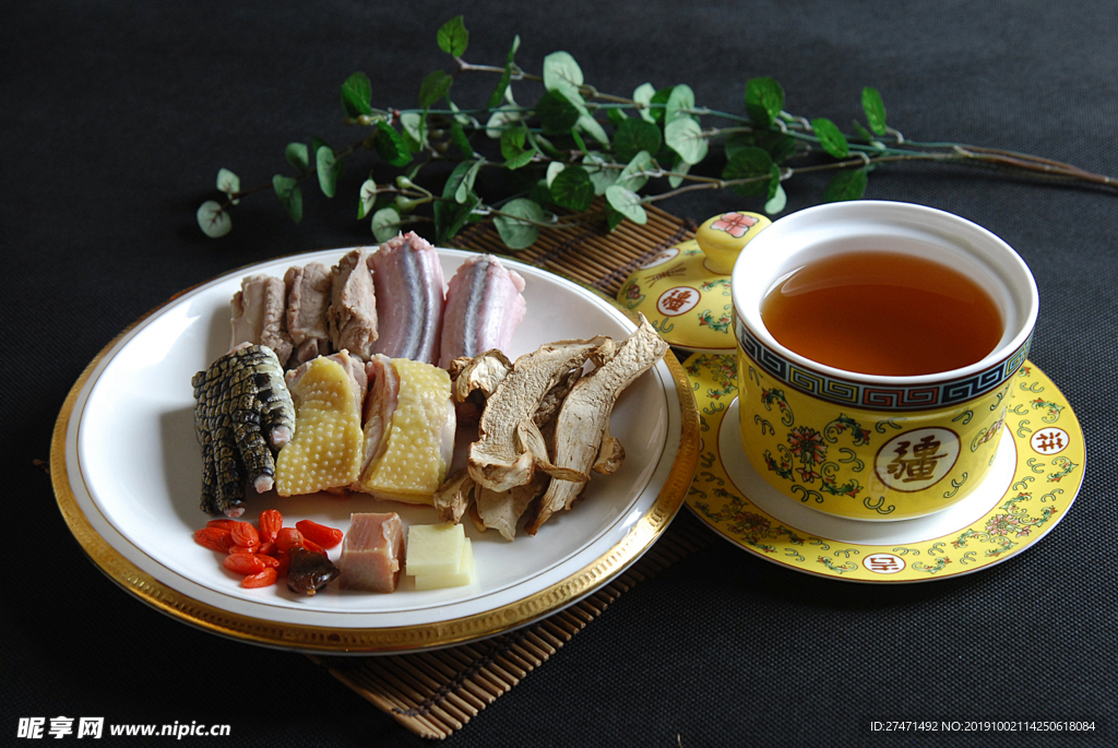 松茸鄂鱼炖蛇