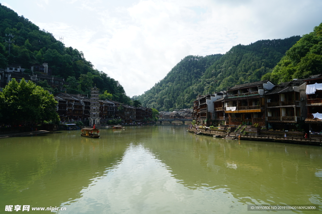 凤凰古城沱江两岸的景色