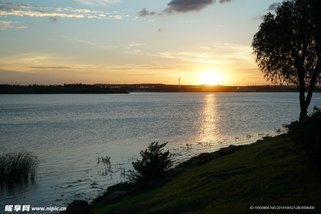 沈阳丁香湖黄昏时的夕阳景色