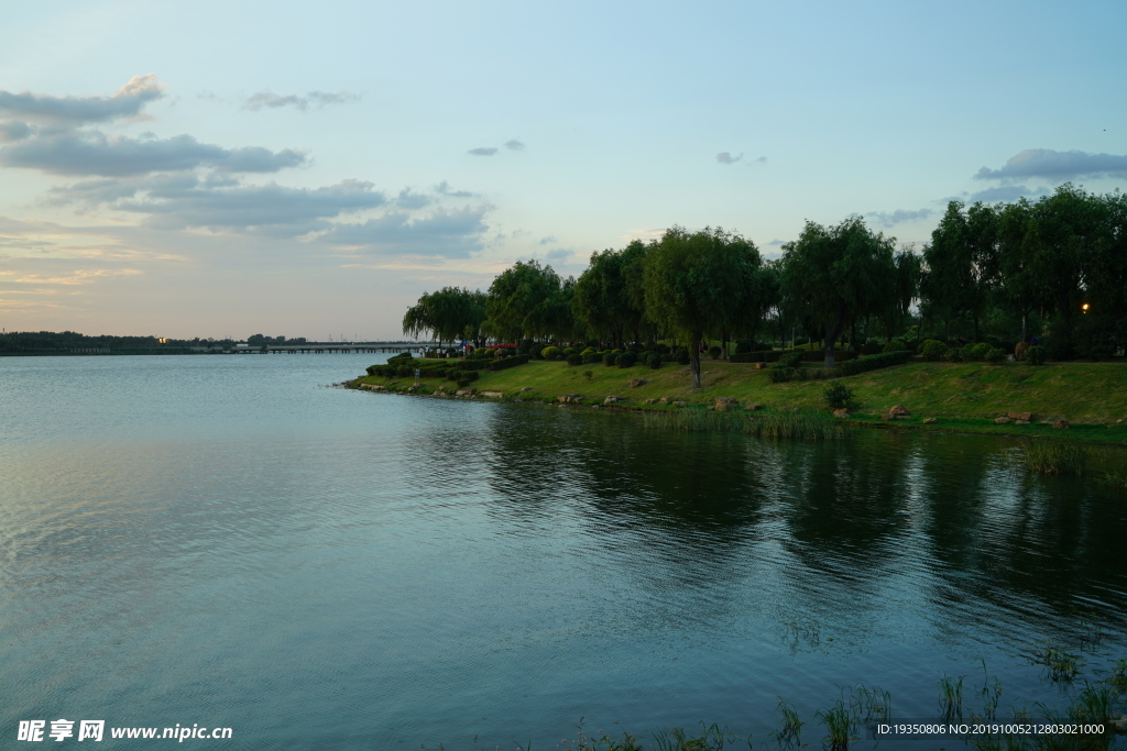 沈阳丁香湖黄昏时的湖面景色