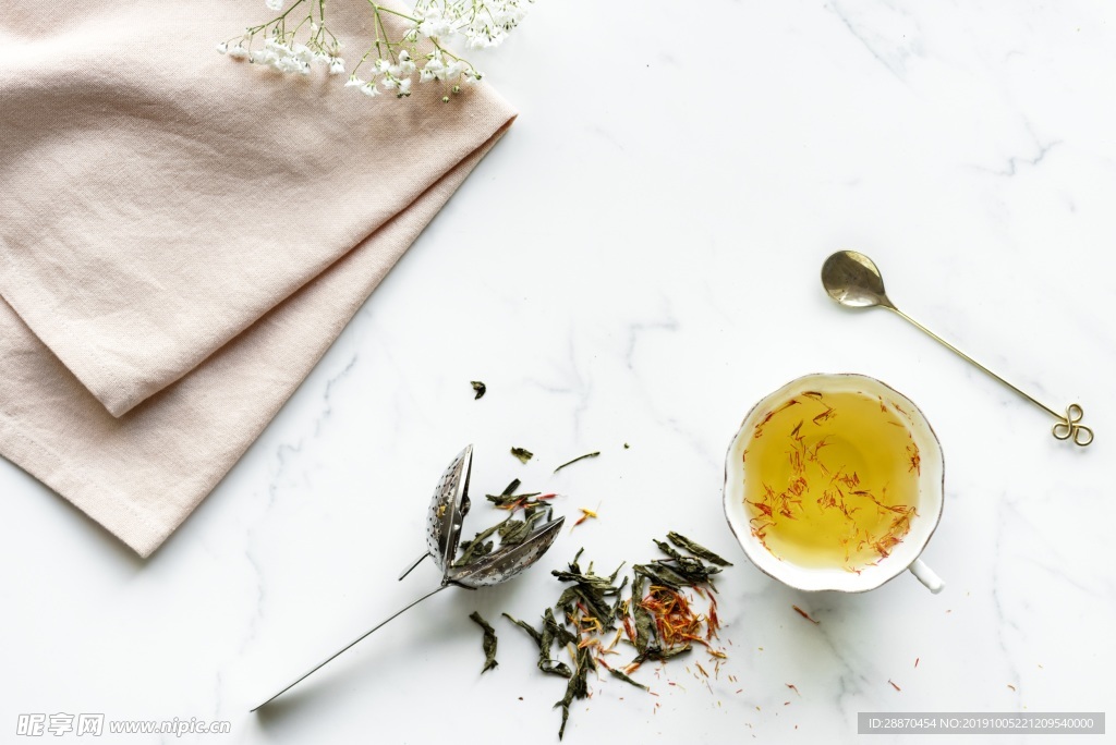 杯子和大理石表面上的番红花茶
