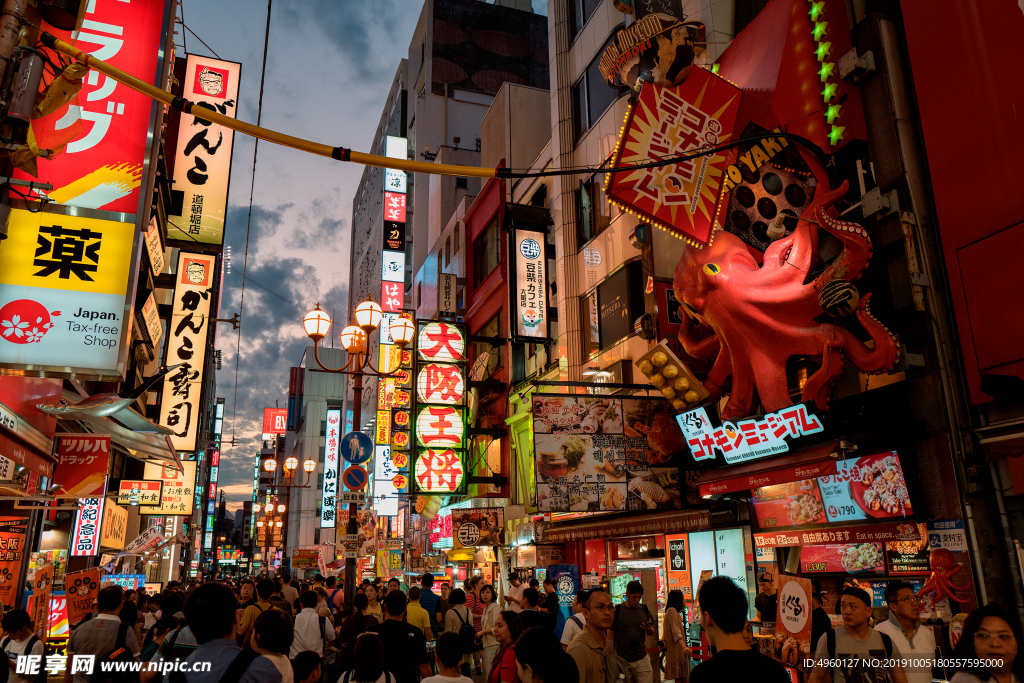 商业街夜景-繁华街道