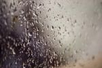 雨落在窗户上