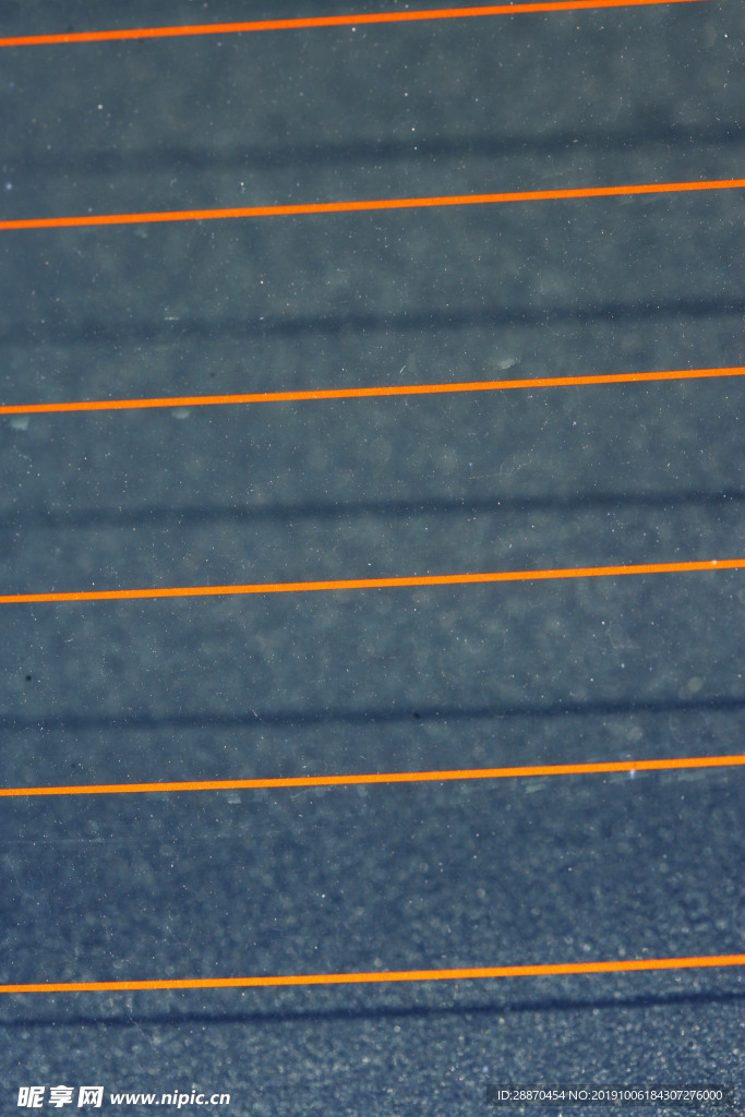 橙色玻璃线投下的阴影