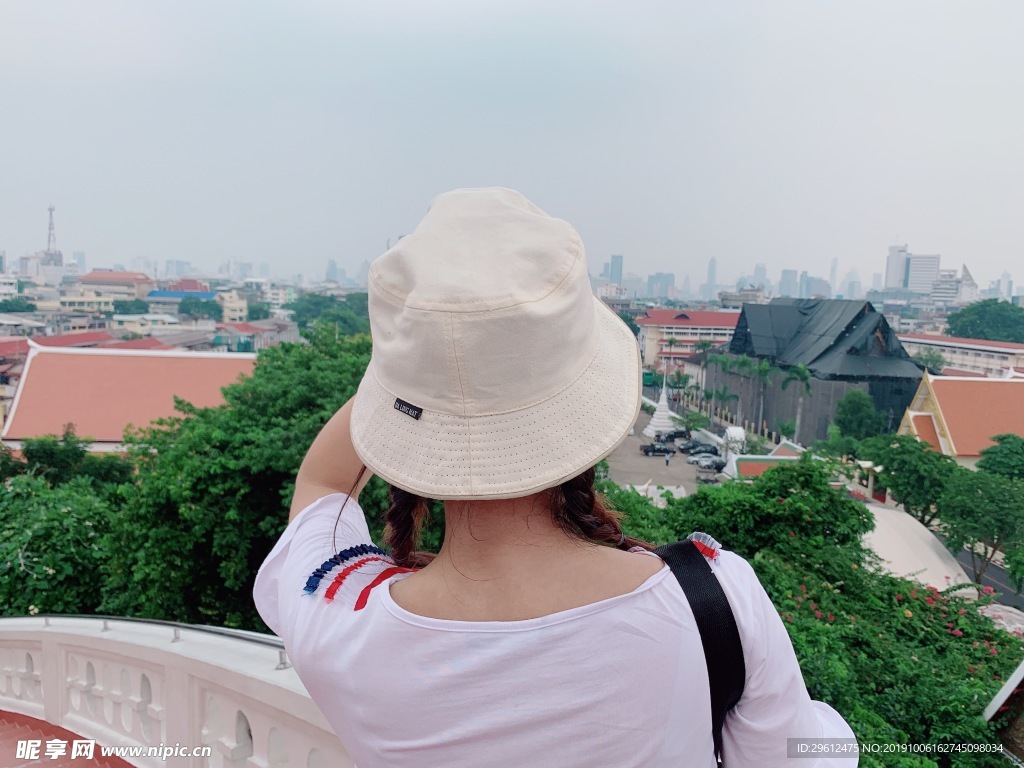 女孩的背影