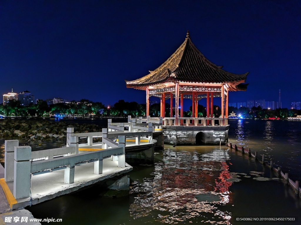 济南 大明湖 夜景