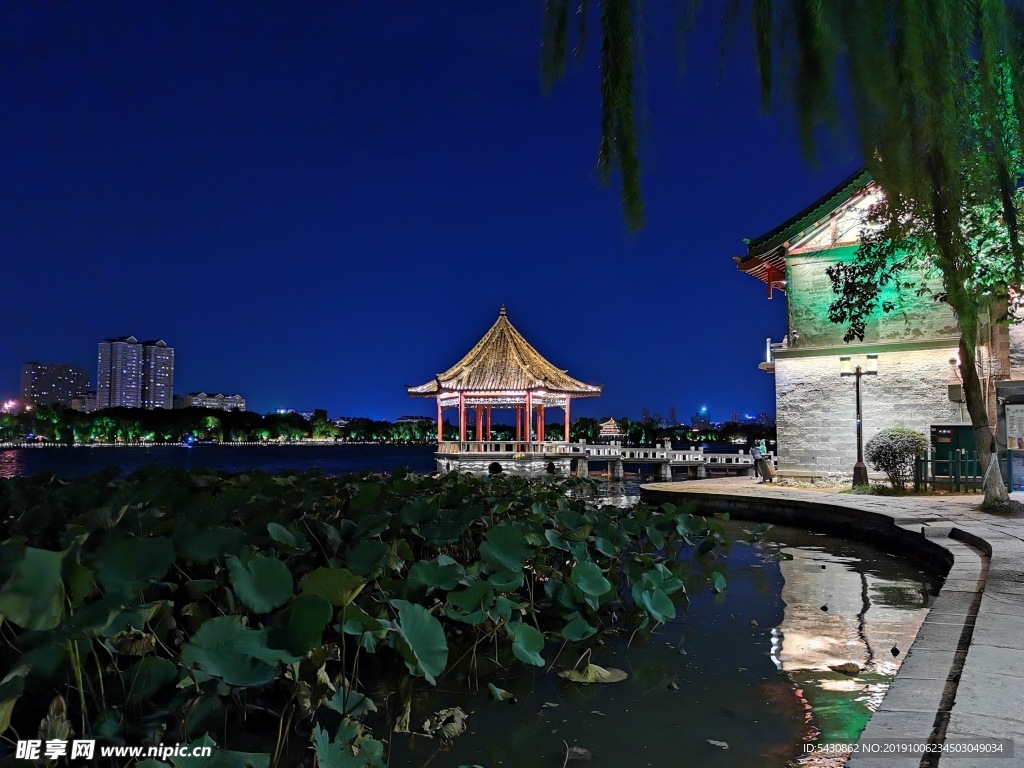 济南 大明湖 夜景