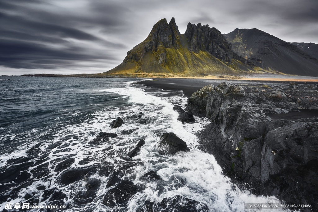 群山海边海水礁石风景