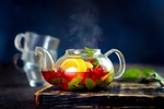 红茶水壶茶杯茶水