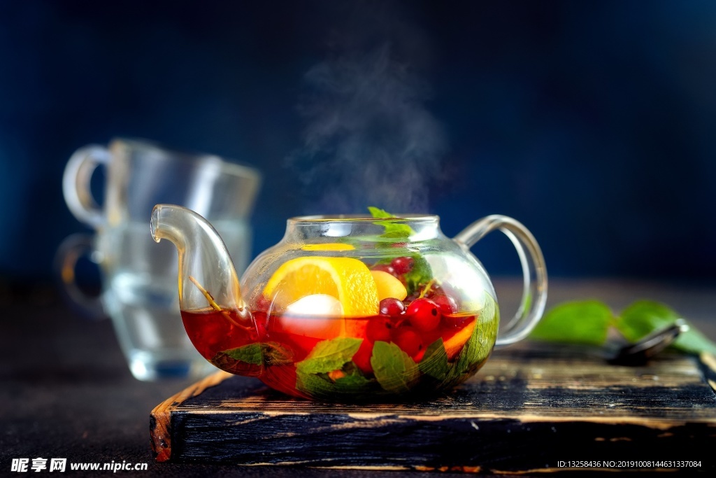 红茶水壶茶杯茶水