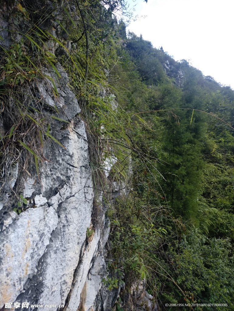 险峻的山