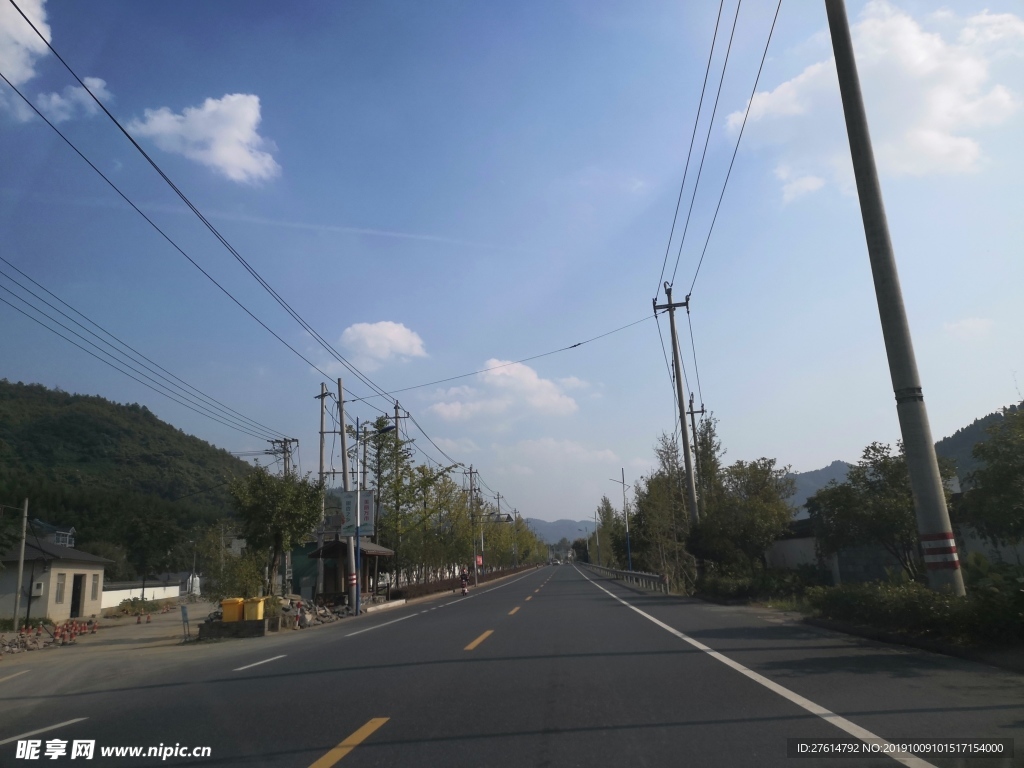 山区道路风景图