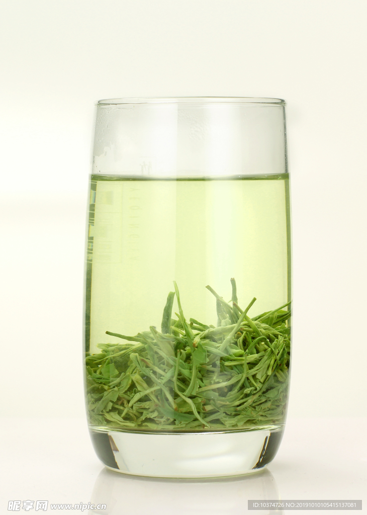 绿茶茶叶茶汤玻璃杯摄影