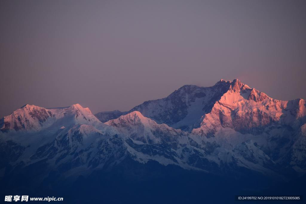 夕阳下的山