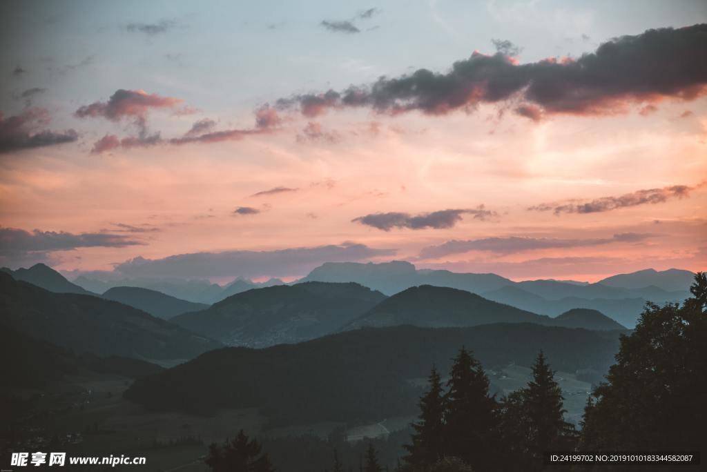 夕阳下的山