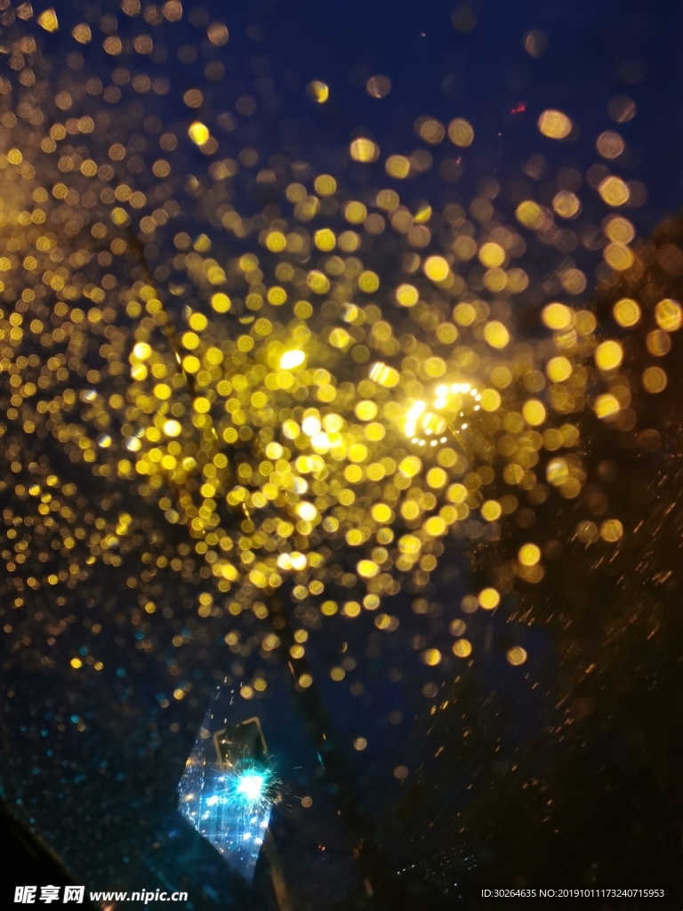 雨天折射的路灯