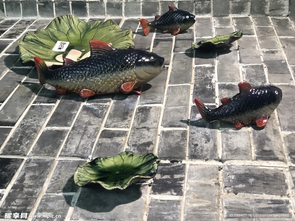 创意艺术灰砖金鱼雕塑