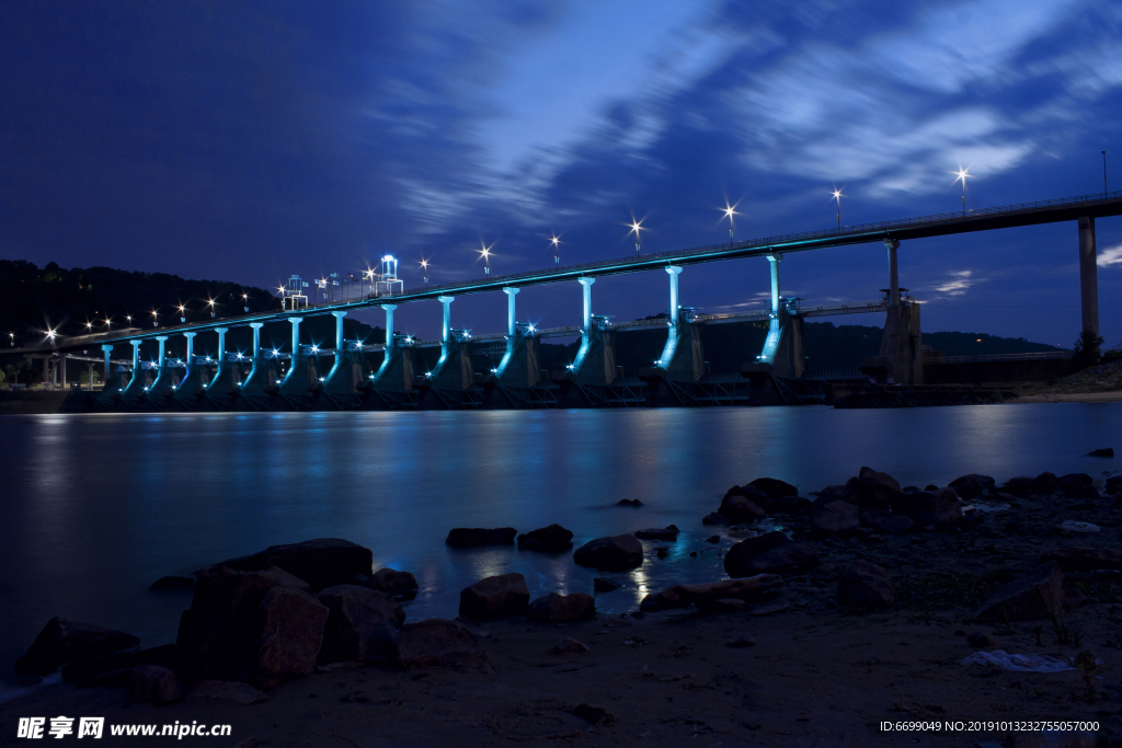 河道 水坝