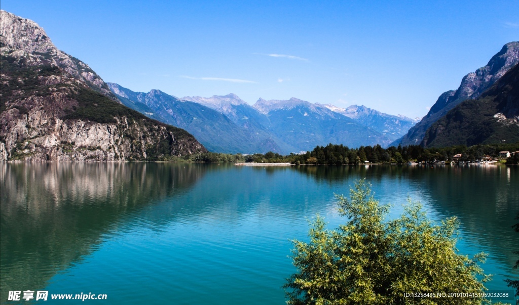 群山天空河流树木风景