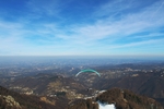 群山天空云彩滑翔伞风景