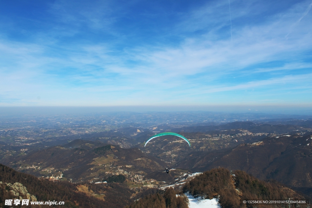 群山天空云彩滑翔伞风景