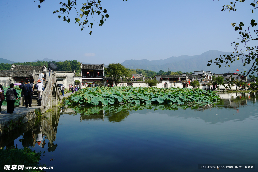 安徽黄山宏村南湖画桥的风景