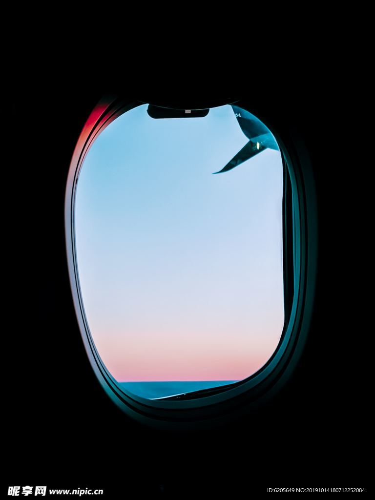 坐飞机望向窗外的天空
